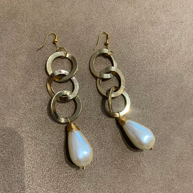 Chunky Gold Earrings-Chain pearl hoop earrings